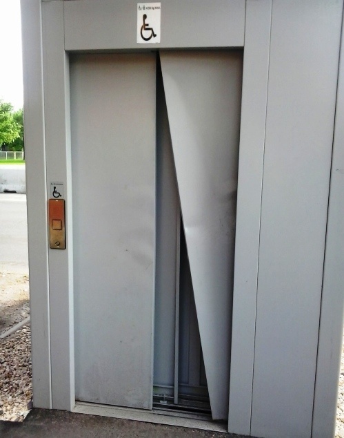 Wandale zdemolowali windę na Piłsudskiego  służącą starszym i niepełnosprawnym